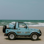 Blauer Jeep am Strand